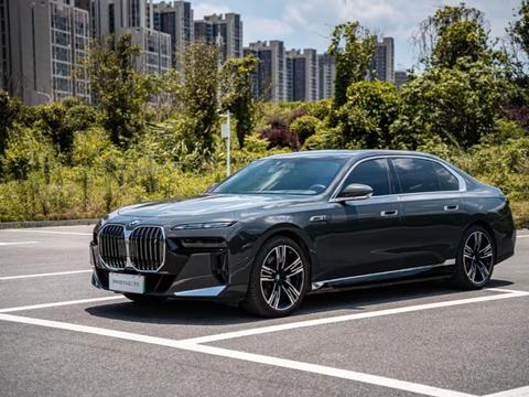 BMW i7