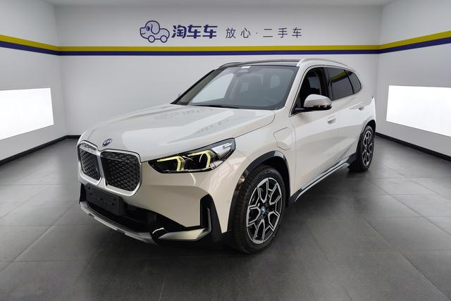 BMW iX1 2023 года выпуска