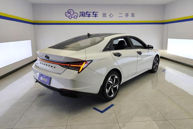 Hyundai Elantra 2021 1.5 L CVT LUX — фото 3