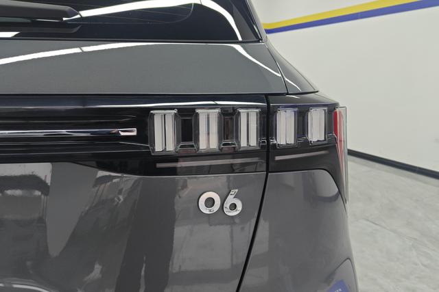 Lynk 06 2023 Темно-серый из Китая, фото 2