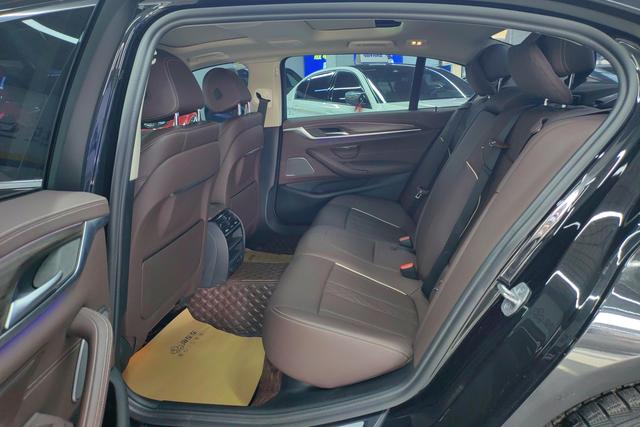 BMW 5 Series 2022 — фото 16