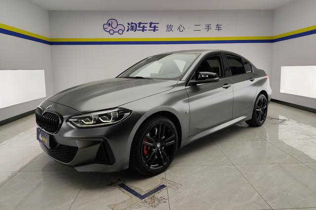 BMW 1M 2023 года выпуска