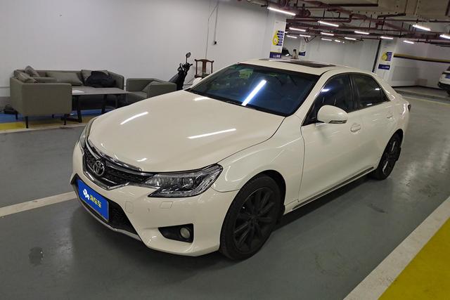 Toyota Mark X 2013 года выпуска
