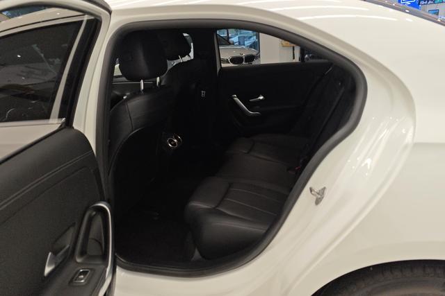 Mercedes-Benz A-Class 2022 A 180 L — фото 16