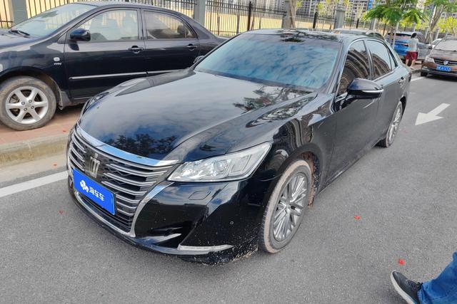 Toyota Crown 2017 года выпуска