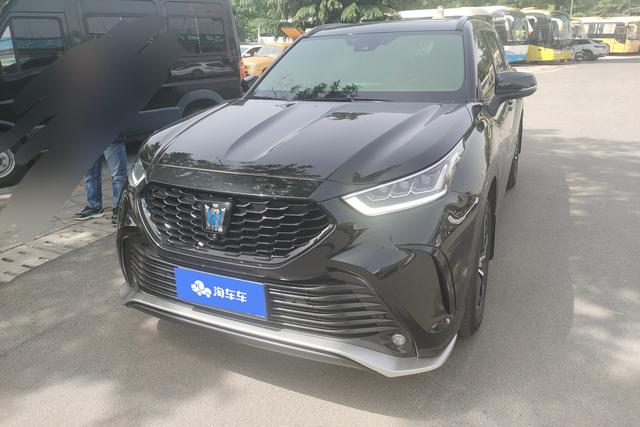 Toyota Crown 2023 года выпуска