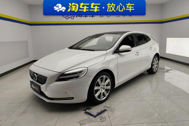 Volvo V40 2019 года выпуска