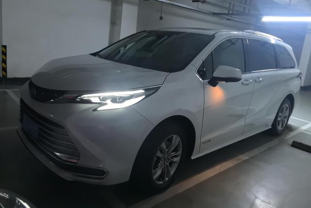 Toyota Sienna 2023 года выпуска