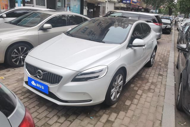 Volvo V40 2018 года выпуска