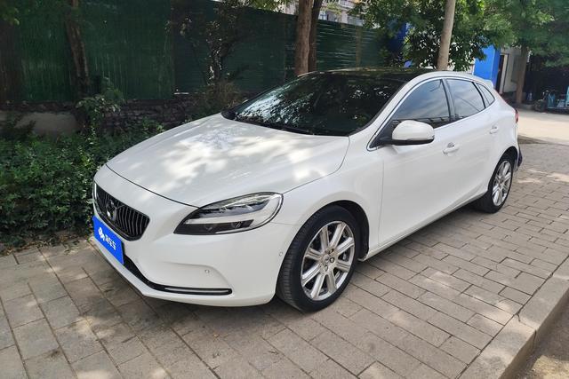 Volvo V40 2019 года выпуска