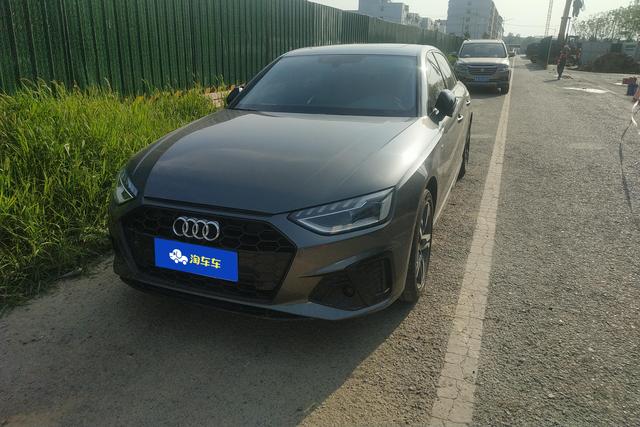 Audi A4 2022 года выпуска