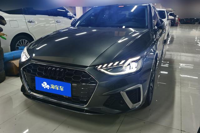 Audi A4 2022 года выпуска