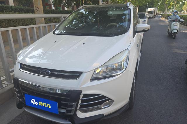 Ford Kuga 2015 года выпуска
