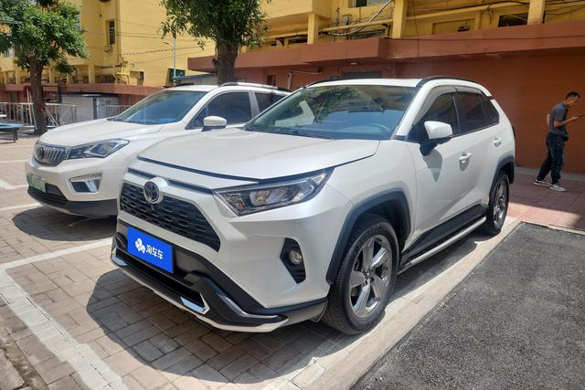 Toyota RAV 4 2021 года выпуска