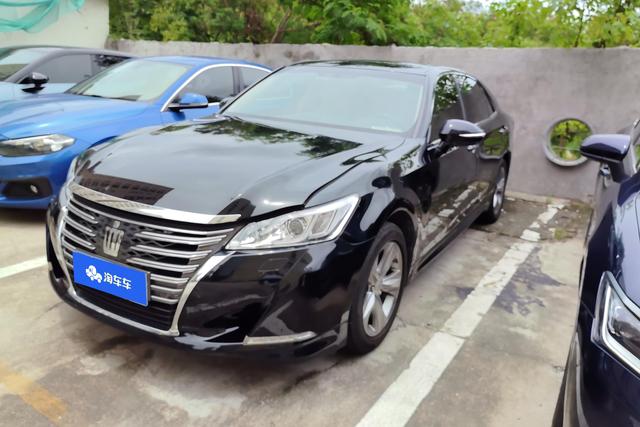Toyota Crown 2015 года выпуска