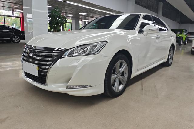 Toyota Crown 2015 года выпуска