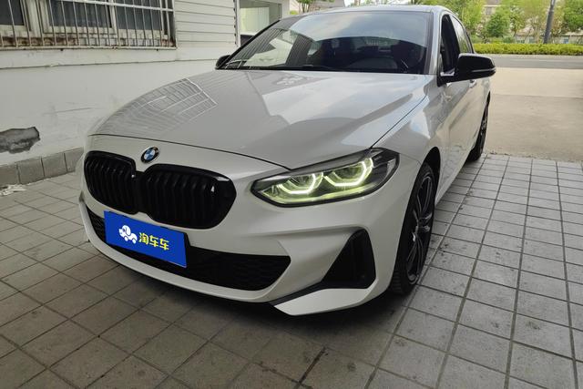 BMW 1M 2021 года выпуска