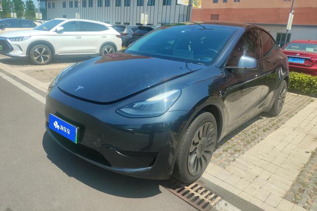Tesla Model Y 2024 года выпуска