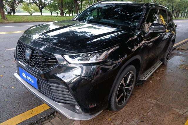 Toyota Crown 2021 года выпуска