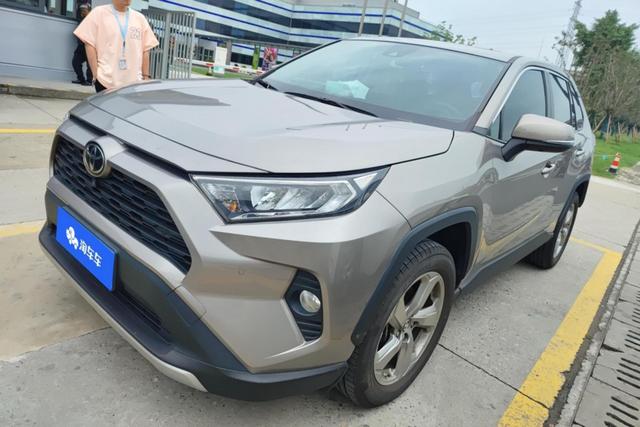 Toyota RAV 4 2021 года выпуска