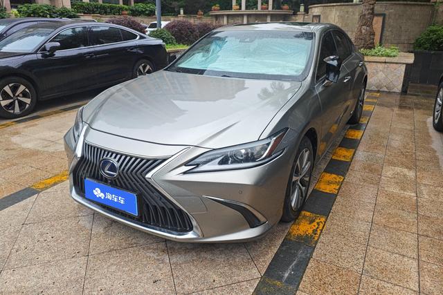 Lexus ES 2020 года выпуска