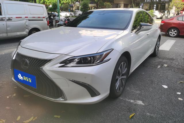 Lexus ES 2020 года выпуска