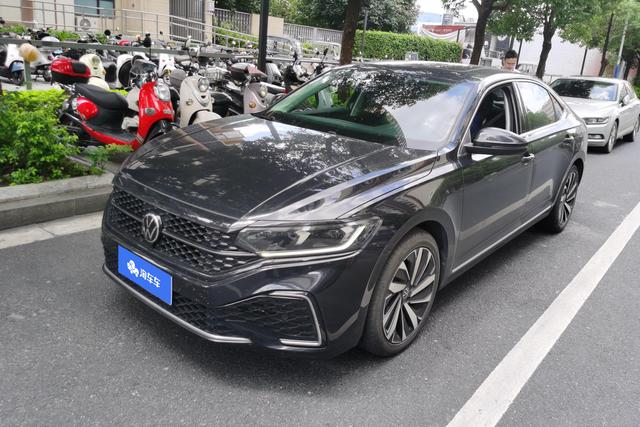 Volkswagen Passat 2022 года выпуска