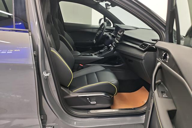 Lynk 06 2024 Темно-серый из Китая, фото 2