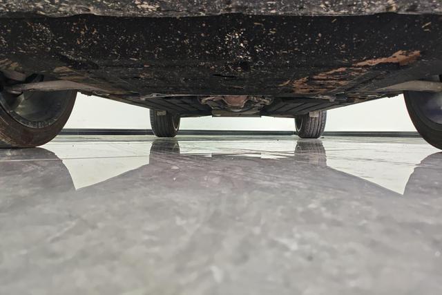 Lynk 06 2024 Темно-серый из Китая, фото 3