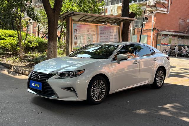Lexus ES 2015 года выпуска
