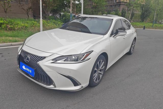 Lexus ES 2020 года выпуска