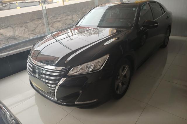 Toyota Crown 2015 года выпуска