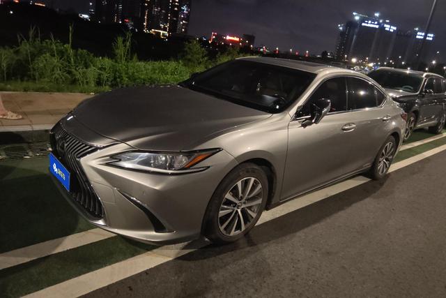 Lexus ES 2018 года выпуска