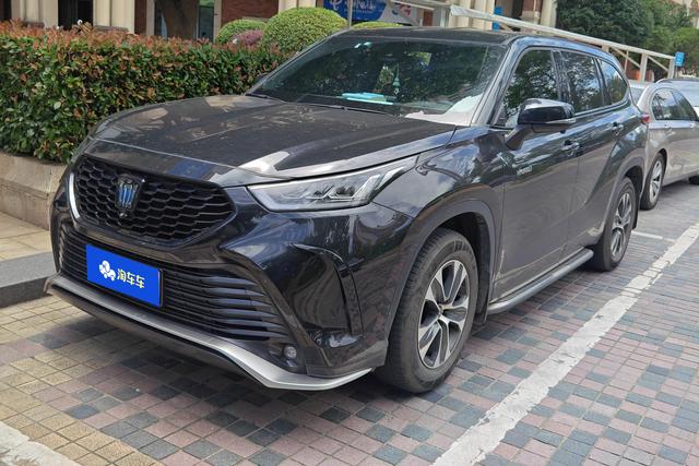 Toyota Crown 2022 года выпуска