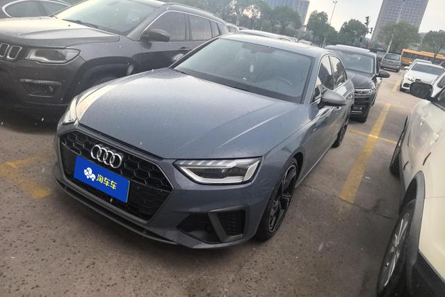 Audi A4 2022 года выпуска