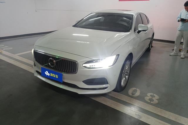 Volvo S90 2018 года выпуска