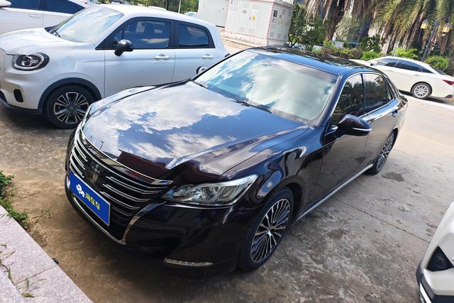 Toyota Crown 2018 года выпуска