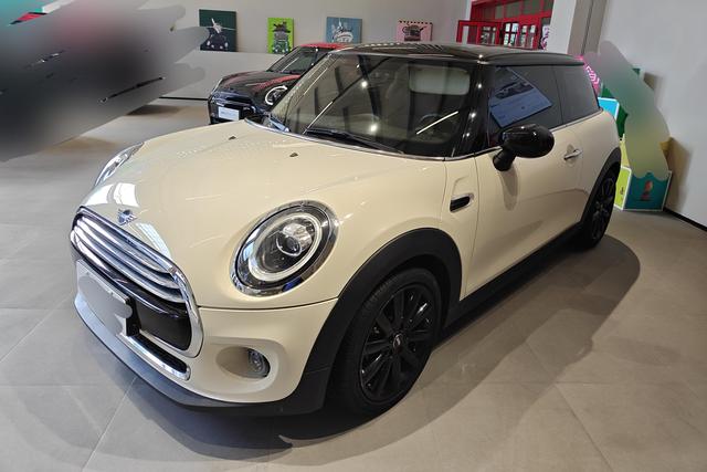 MINI Cabrio 2019 года выпуска
