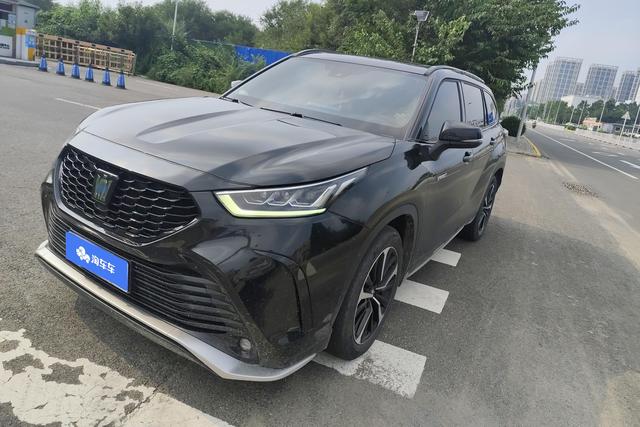 Toyota Crown 2022 года выпуска
