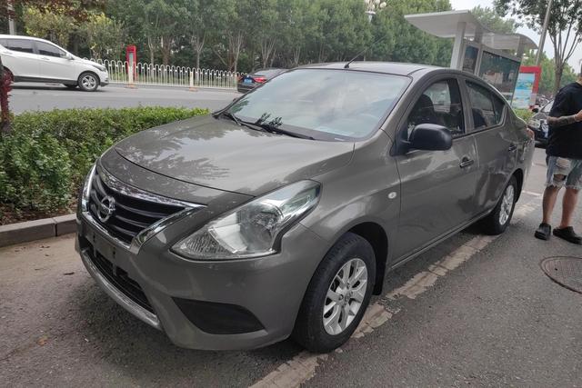 Nissan Sunny 2015 года выпуска