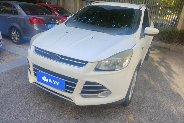 Ford Kuga 2015 года выпуска