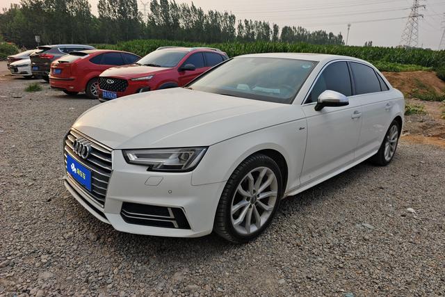 Audi A4 2018 года выпуска