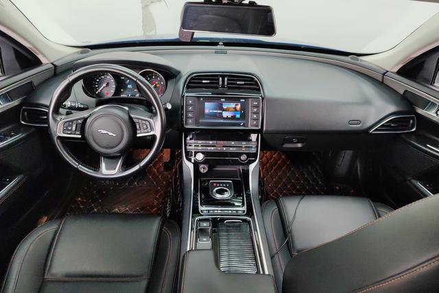 Jaguar XEL 2018 — фото 12