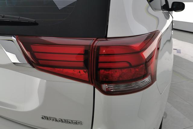 Mitsubishi Outlander 2021 — фото 6