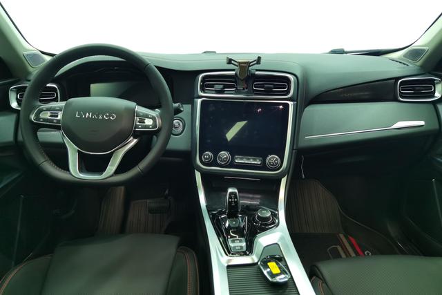 Lynk 01 2020 Белый из Китая