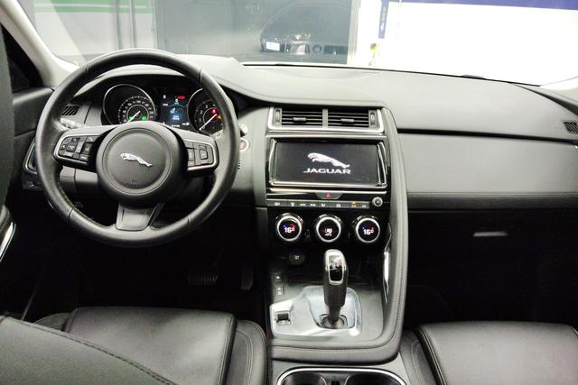 Jaguar E-PACE 2018 — фото 11