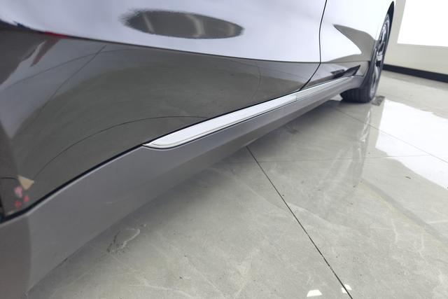 Red flag E-QM5 id 3823105 из Китая 17