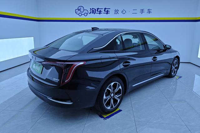 Red Flag Hongqi E-QM5 2023 — фото 3