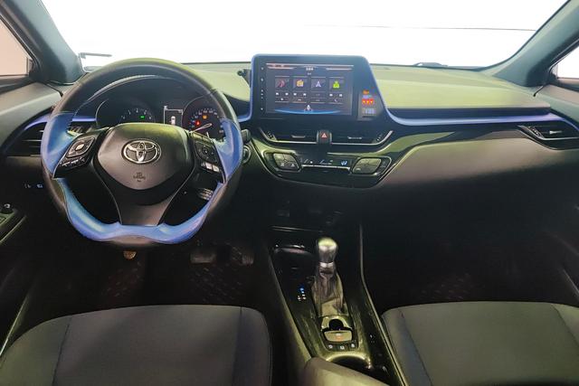 Toyota C-HR 2018 — фото 12
