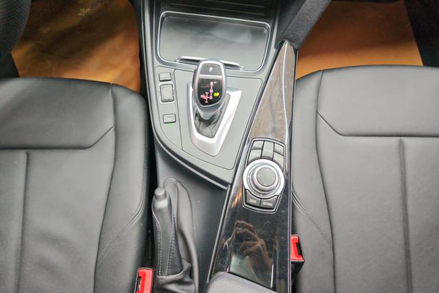 BMW 3 Series 2017 — фото 14